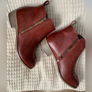 Vepose Low Heal Casual Round Toe Ankle side Zip Boots Size: 9